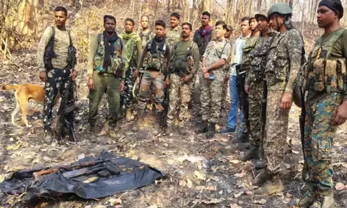 Mohla Manpur Ambagarh Chowki: डेडलाइन से पहले माओवादियों के हथियारों का जखीरा बरामद, AK-47, एक INSAS रायफल मैगजीन सहित 46 जिंदा कारतूस मिले...