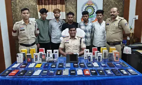Raigarh News: चोरी-बैंक लूट का खुलासा, एक ही गैंग ने दिया वारदात को अंजाम, 60 मोबाइल समेत 26 लाख का सामान जब्त