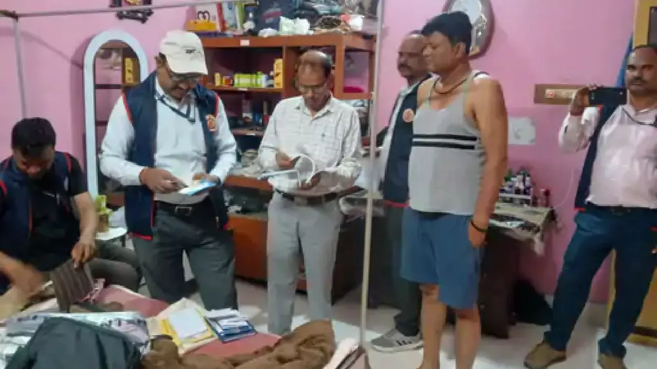 घूस के पैसों से एसडीपीओ ने गर्लफ्रेंड के लिए खरीदी जमीन, ससुराल में मंगवानी पड़ी नोट गिनने वाली मशीन, बिहार में अफसरों के ठिकानों पर छापे घूस के पैसों से एसडीपीओ ने गर्लफ्रेंड के लिए खरीदी जमीन, ससुराल में मंगवानी पड़ी नोट गिनने वाली मशीन, बिहार में अफसरों के ठिकानों पर छापे