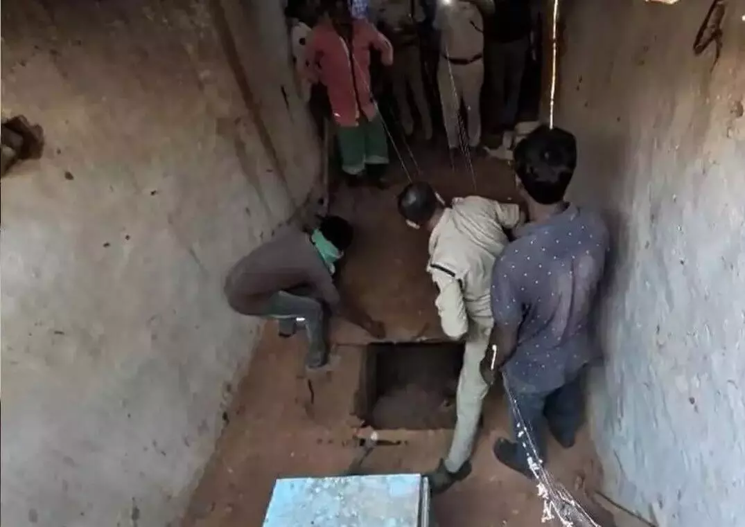 Ambikapur News: सनसनीखेज वारदातः हत्या कर शव को घर... ... CG Top News Today: छत्तीसगढ़ की टॉप न्यूज़ और हर बड़ी अपडेट एक ही जगह, एक ही क्लिक में | NPG News Ambikapur News: सनसनीखेज वारदातः हत्या कर शव को घर... ... CG Top News Today: छत्तीसगढ़ की टॉप न्यूज़ और हर बड़ी अपडेट एक ही जगह, एक ही क्लिक में | NPG News