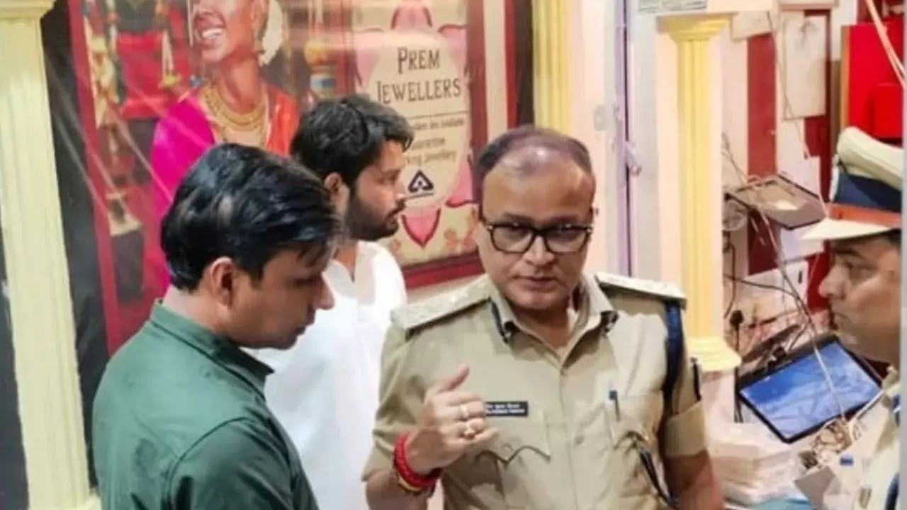 बेखौफ अपराधी : दरभंगा में 4 अपराधियों ने 20 मिनट में 2 करोड़ के जेवर और लाखों रुपए लूटे बेखौफ अपराधी : दरभंगा में 4 अपराधियों ने 20 मिनट में 2 करोड़ के जेवर और लाखों रुपए लूटे