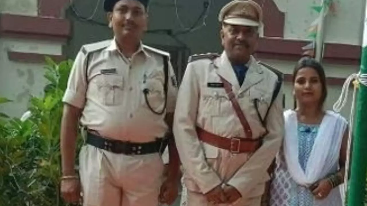 SDPO गौतम कुमार की नौकरानी भी करोड़पति, 35 लाख की कार से आती थी काम करने, पत्नी और प्रमिका के पास भी अकूत संपत्ति, जानिए किशनगंज के इस अफसर की रिश्वतखोरी की पूरी कहानी SDPO गौतम कुमार की नौकरानी भी करोड़पति, 35 लाख की कार से आती थी काम करने, पत्नी और प्रमिका के पास भी अकूत संपत्ति, जानिए किशनगंज के इस अफसर की रिश्वतखोरी की पूरी कहानी