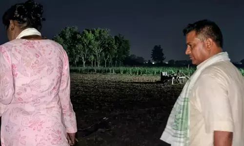 लड़की के साथ आपत्तिजनक हालत में पकड़े गए जदयू नेता, लोगों को देखकर भागे बलिराम सिंह, Viral Video देखें