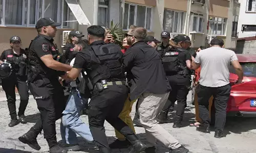 Israel Consulate Firing: तुर्की तक पहुंची जंग की आंच? इस्तांबुल में इजरायली दूतावास के पास बड़ा हमला, 3 हमलावर ढेर!