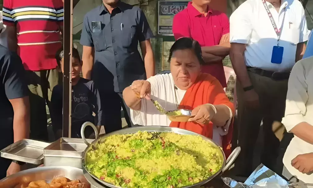 MP News: पूर्व CM उमा भारती सड़क पर क्यों बेचने लगीं पोहा-जलेबी? जानें इस वायरल वीडियो की असली वजह MP News: पूर्व CM उमा भारती सड़क पर क्यों बेचने लगीं पोहा-जलेबी? जानें इस वायरल वीडियो की असली वजह