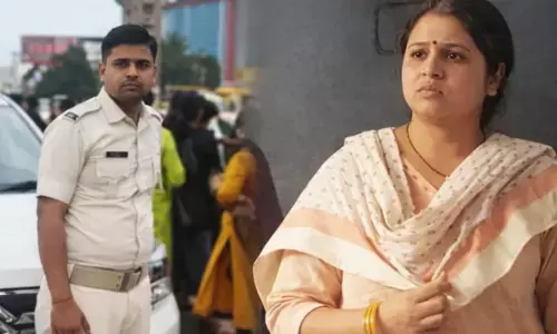 IAS बनकर महिला ने ठेका दिलाने का झांसा देकर ऐंठे 35 लाख रुपए... खुद बनी फर्जी अधिकारी और पति को बनाया था अपना बॉडीगार्ड, अब हुए गिरफ्तार