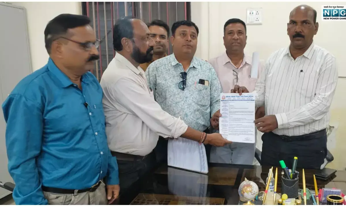 प्रमोशन में विलंब: फेडरेशन ने घेरा जेडी व डीईओ कार्यालय, 10 दिन का दिया अल्टीमेटम, डेडलाइन में नहीं हुआ काम तो फेडरेशन करेगा आंदोलन