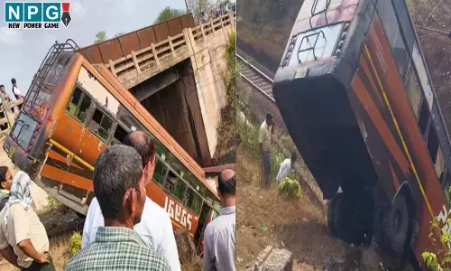 Balod News: रेलवे ट्रैक पर गिरी सवारियों से भरी बस, मची अफरा-तफरी, जानिए फिर क्या हुआ Balod News: रेलवे ट्रैक पर गिरी सवारियों से भरी बस, मची अफरा-तफरी, जानिए फिर क्या हुआ
