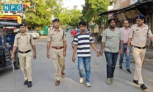 Raipur Crime News: रायपुर में चाकूबाजों का जुलूस, मामूली बात पर मोबाइल दुकान संचालक को मारे थे चाकू, पुलिस ने सिखाया सबक