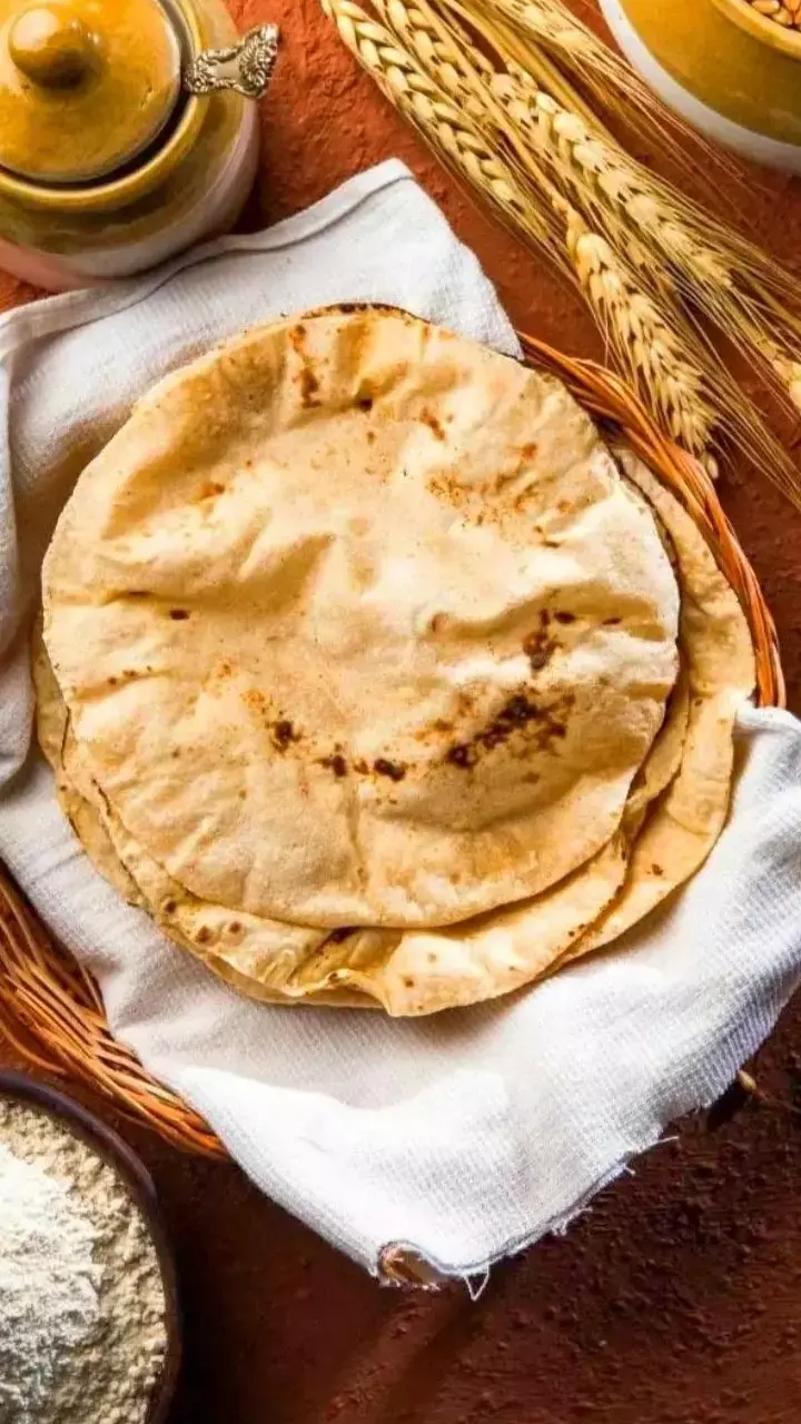 Vastu Tips For Roti:  रोटियां बनाते समय ये गलतियां करना पड़ सकता है भारी, यहाँ जानिए रोटी से जुड़े जरूरी वास्तु नियम