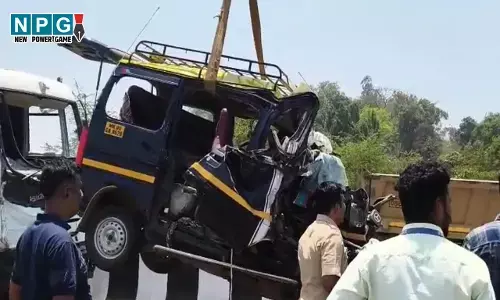 दर्दनाक हादसाः 11 लोगों की मौत, मृतकों में तीन महिलाएं, एक गंभीर, सीमेंट मिक्सर ने वैन को मारी टक्कर...