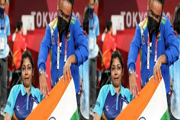 Tokyo Paralympics: सेमीफाइनल में पहुंचने के बाद भावुक हो गई थीं भाविना, तिरंगे से लिपटकर यूं छलक पड़े थे आंसू Tokyo Paralympics: सेमीफाइनल में पहुंचने के बाद भावुक हो गई थीं भाविना, तिरंगे से लिपटकर यूं छलक पड़े थे आंसू