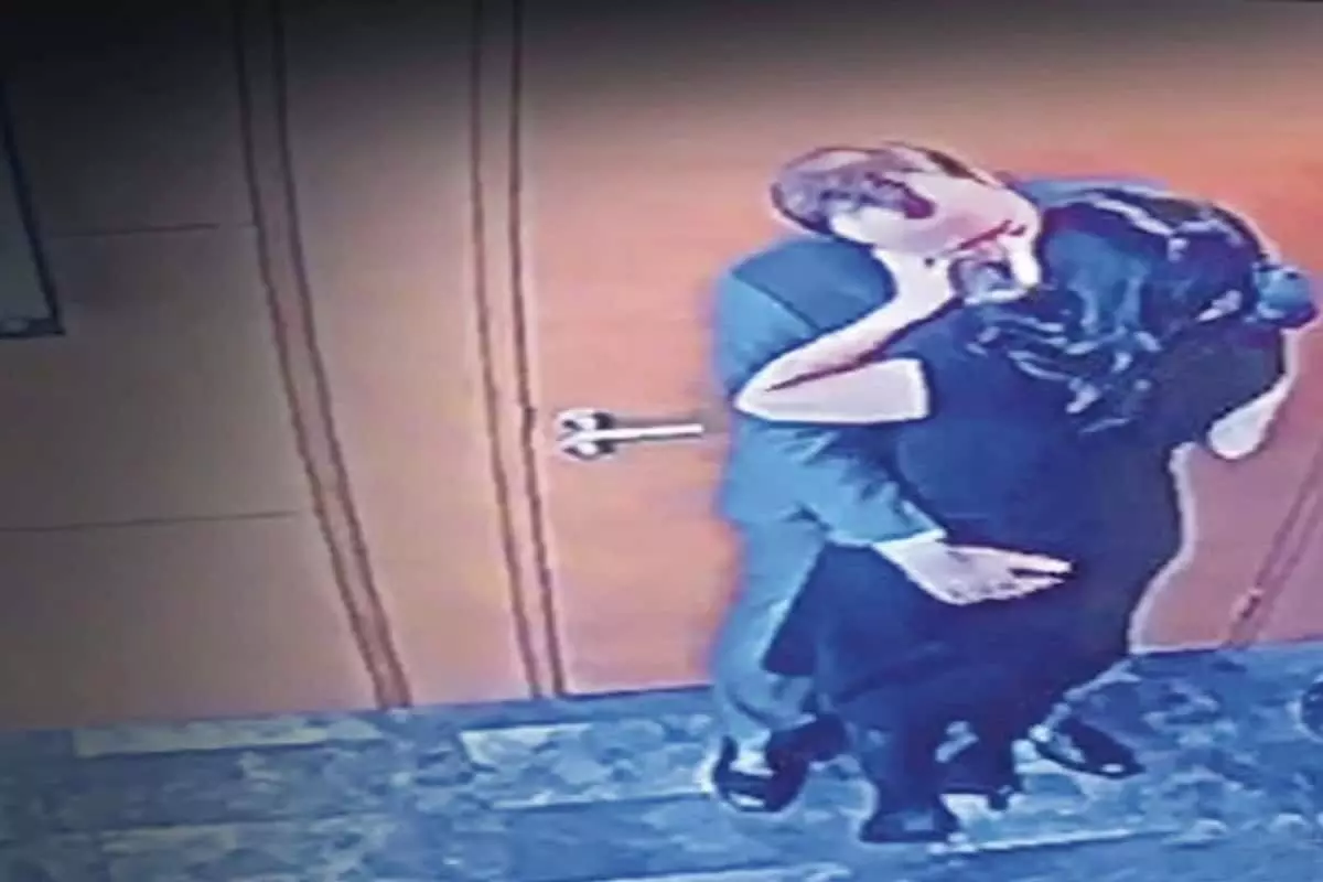 कोरोना में Kiss लेने वाले स्वास्थ्य मंत्री को देना पड़ा इस्तीफा…..प्रधानमंत्री को भेजा अपना रिजाइन लेटर…..चुंबन लेते तस्वीर वायरल होने पर मचा था बवाल कोरोना में Kiss लेने वाले स्वास्थ्य मंत्री को देना पड़ा इस्तीफा…..प्रधानमंत्री को भेजा अपना रिजाइन लेटर…..चुंबन लेते तस्वीर वायरल होने पर मचा था बवाल