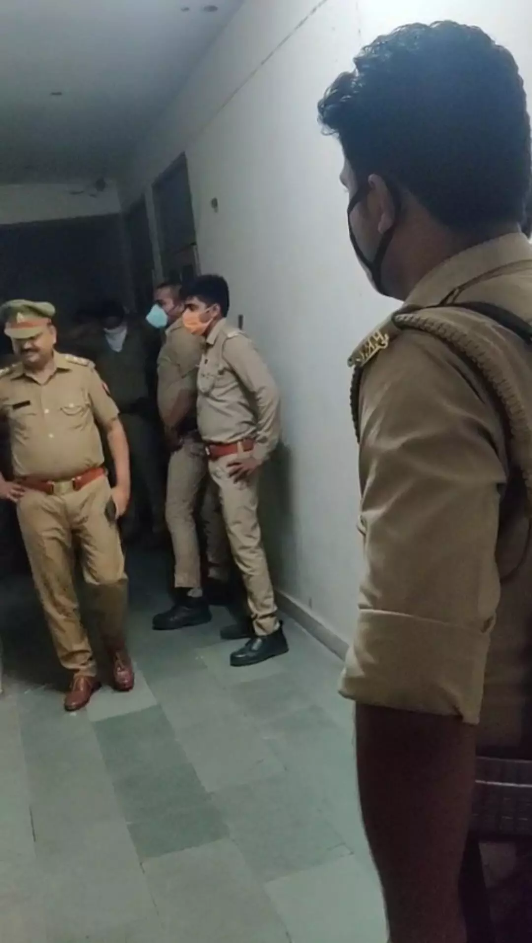 मुनव्वर राना के बेटे ने खुद पर करवाई फायरिंग, तालाश में देर रात पुलिस ने की छापेमारी… मुनव्वर राना के बेटे ने खुद पर करवाई फायरिंग, तालाश में देर रात पुलिस ने की छापेमारी…