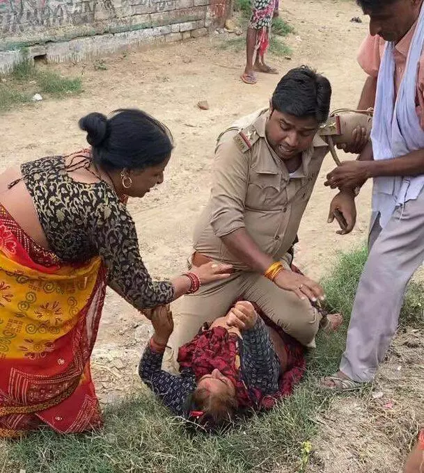 VIDEO : महिला के ऊपर बैठे दरोगा का वीडियो हुआ वायरल…. पूर्व मुख्यमंत्री ने ट्वीट कर सरकार पर साधा निशाना…देखिये इस आपत्तिजनक वीडियो पर क्या बोली पुलिस VIDEO : महिला के ऊपर बैठे दरोगा का वीडियो हुआ वायरल…. पूर्व मुख्यमंत्री ने ट्वीट कर सरकार पर साधा निशाना…देखिये इस आपत्तिजनक वीडियो पर क्या बोली पुलिस