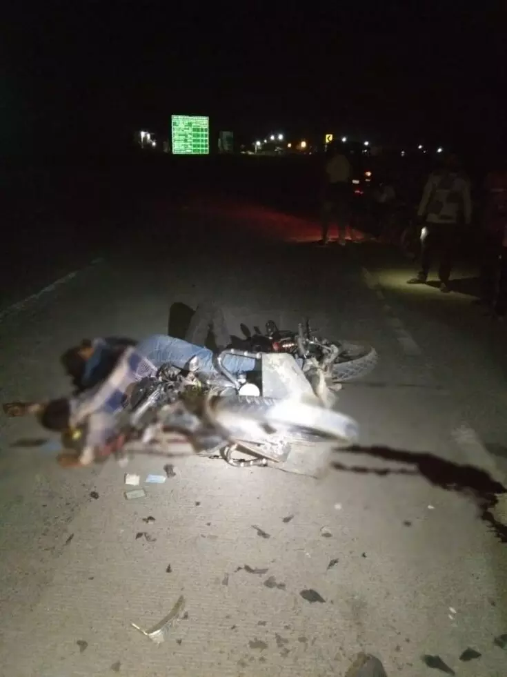 CG-एक्सीडेंटः तेज रफ्तार वाहन ने बाइक सवारों को कुचला, दो की दर्दनाक मौत CG-एक्सीडेंटः तेज रफ्तार वाहन ने बाइक सवारों को कुचला, दो की दर्दनाक मौत