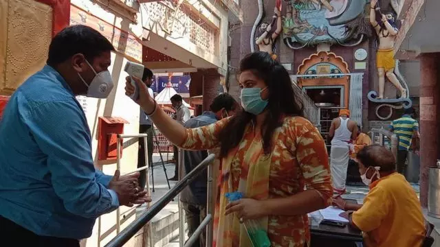 अनलॉक ब्रेकिंग : 100 दिन बाद मंदिरों का खुलेगा ताला….लेकिन ना प्रसाद बंटेगा, ना मूर्ति को छूकर कर पायेंगे पूजा… 22 निर्देशों का करना होगा पालन अनलॉक ब्रेकिंग : 100 दिन बाद मंदिरों का खुलेगा ताला….लेकिन ना प्रसाद बंटेगा, ना मूर्ति को छूकर कर पायेंगे पूजा… 22 निर्देशों का करना होगा पालन