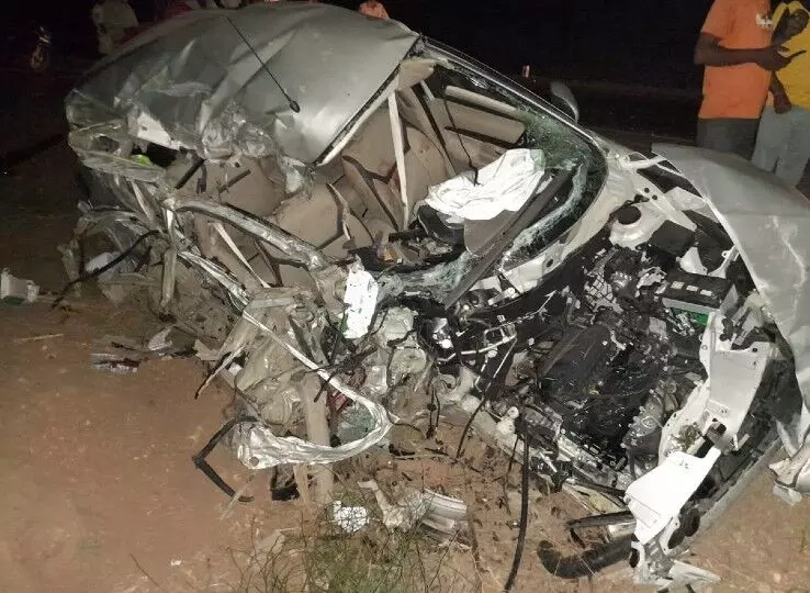 5 मौत : दर्दनाक सड़क हादसे में एक ही परिवार के 5 लोगों की मौत …. कार और ट्रॉली में भीषण टक्कर, दो बच्चे और महिला समेत 5 की मौके पर ही मौत, 5 घायल 5 मौत : दर्दनाक सड़क हादसे में एक ही परिवार के 5 लोगों की मौत …. कार और ट्रॉली में भीषण टक्कर, दो बच्चे और महिला समेत 5 की मौके पर ही मौत, 5 घायल