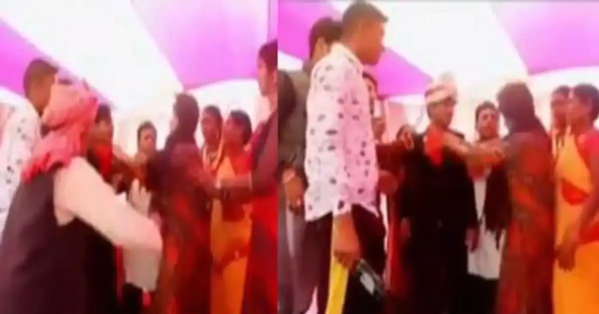 स्टेज पर खड़े दूल्हे की सालियों ने की पिटाई, सेहरा उतारा…घक्का मुक्की भी की…देखें VIDEO स्टेज पर खड़े दूल्हे की सालियों ने की पिटाई, सेहरा उतारा…घक्का मुक्की भी की…देखें VIDEO