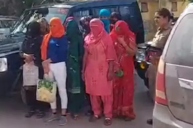 सेक्स रैकेट: होटल में चल रहा था देहव्यापार… पुलिस मौके पर पहुंची तो 12 लड़कियां और 11 लड़के इस हालत में मिले… 5 कॉन्स्टेबल लाइन हाजिर सेक्स रैकेट: होटल में चल रहा था देहव्यापार… पुलिस मौके पर पहुंची तो 12 लड़कियां और 11 लड़के इस हालत में मिले… 5 कॉन्स्टेबल लाइन हाजिर