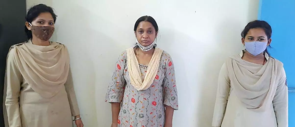 डॉक्टर गिरफ्तार: रेप पीड़िता का गर्भपात कर महिला डॉक्टर थी फरार… पुलिस ने दिल्ली से पकड़ा डॉक्टर गिरफ्तार: रेप पीड़िता का गर्भपात कर महिला डॉक्टर थी फरार… पुलिस ने दिल्ली से पकड़ा