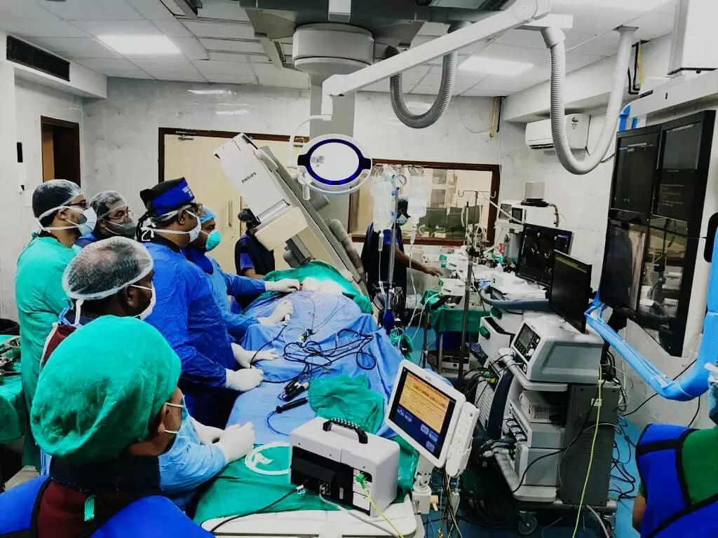 एसीआई में स्वतंत्रता दिवस की दूसरी सुबह आधा दर्जन मरीजों को मिली दिल की अनियमित धड़कन से आजादी….दिल के विद्युत प्रवाह में आयी खराबी का रेडियो फ्रीक्वेंसी से किया गया सफल उपचार एसीआई में स्वतंत्रता दिवस की दूसरी सुबह आधा दर्जन मरीजों को मिली दिल की अनियमित धड़कन से आजादी….दिल के विद्युत प्रवाह में आयी खराबी का रेडियो फ्रीक्वेंसी से किया गया सफल उपचार
