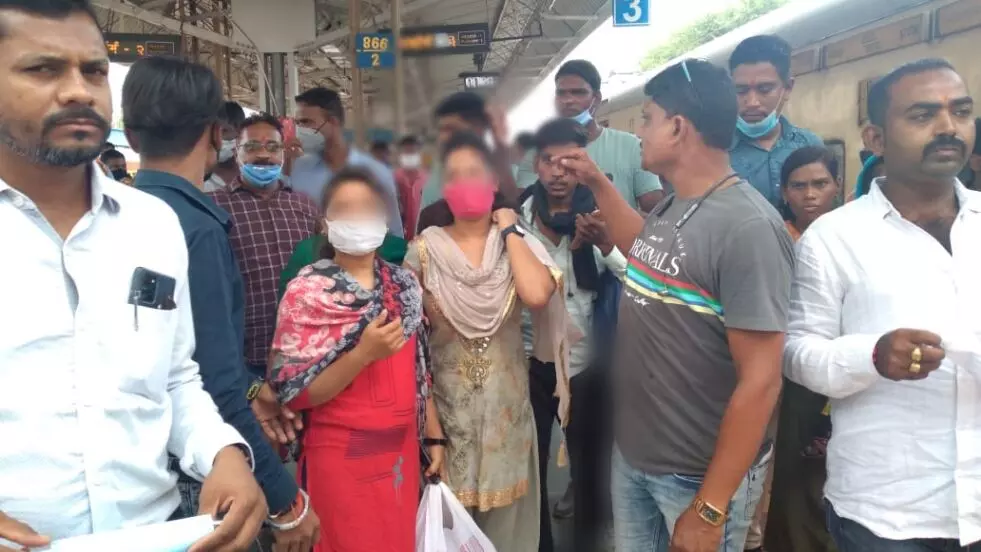 लड़कियों की तस्करी: आरोपी के चंगुल से चार लड़कियां छुड़ाई गई… छत्तीसगढ़ की लड़कियों को लेजाया जा रहा था कोलकता, गलत काम कराने की आशंका लड़कियों की तस्करी: आरोपी के चंगुल से चार लड़कियां छुड़ाई गई… छत्तीसगढ़ की लड़कियों को लेजाया जा रहा था कोलकता, गलत काम कराने की आशंका