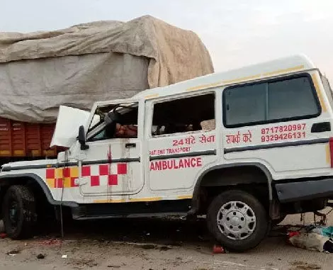 कोरोना मरीज को लेकर जा रही एंबुलेंस ने ट्रक को मारी जोरदार टक्कर…..दो लोगों की मौत, मरीज की बीबी और बेटे की हालत गंभीर कोरोना मरीज को लेकर जा रही एंबुलेंस ने ट्रक को मारी जोरदार टक्कर…..दो लोगों की मौत, मरीज की बीबी और बेटे की हालत गंभीर