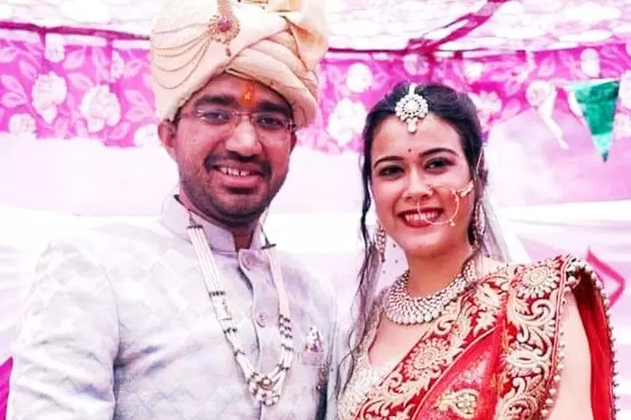 IAS ने 101 रूपये में की शादी : आईएएस की शादी में आये सिर्फ 11 बाराती…. शादी में पति-पत्नी ने ली – कभी रिश्वत नहीं लेने की खायी कसम IAS ने 101 रूपये में की शादी : आईएएस की शादी में आये सिर्फ 11 बाराती…. शादी में पति-पत्नी ने ली – कभी रिश्वत नहीं लेने की खायी कसम