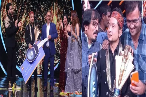 Indian Idol 12 Winner: पवनदीप राजन बने इंडियन आइडल 12 के विनर, ट्रॉफी के साथ मिले चमचमाती कार और 25 लाख रुपये Indian Idol 12 Winner: पवनदीप राजन बने इंडियन आइडल 12 के विनर, ट्रॉफी के साथ मिले चमचमाती कार और 25 लाख रुपये