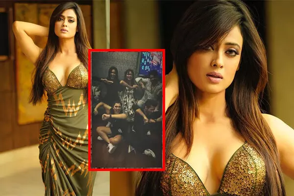 ‘बचपन का प्यार’ गाने पर थिरकते दिखीं श्वेता तिवारी, साथ में खतरों के खिलाड़ी के टीम भी डांस करते नजर आये… मजेदार वीडियो हो रहा वायरल ‘बचपन का प्यार’ गाने पर थिरकते दिखीं श्वेता तिवारी, साथ में खतरों के खिलाड़ी के टीम भी डांस करते नजर आये… मजेदार वीडियो हो रहा वायरल