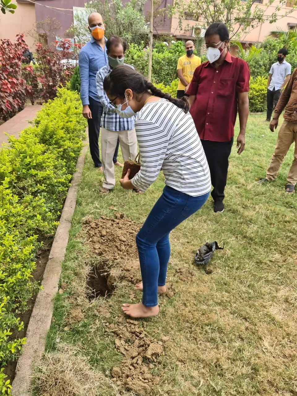 दिवंगत कांग्रेस नेता बसंत शर्मा की तरहवीं पर परिजनों ने यूं दी श्रद्धांजलि…….ब्राह्मण भोज के बजाय ज्यादा ऑक्सीजन देने वाले 13 पेंड लगाये…….DLS कॉलेज के चेयरमैन बसंत शर्मा का कोरोना से हुआ था निधन दिवंगत कांग्रेस नेता बसंत शर्मा की तरहवीं पर परिजनों ने यूं दी श्रद्धांजलि…….ब्राह्मण भोज के बजाय ज्यादा ऑक्सीजन देने वाले 13 पेंड लगाये…….DLS कॉलेज के चेयरमैन बसंत शर्मा का कोरोना से हुआ था निधन