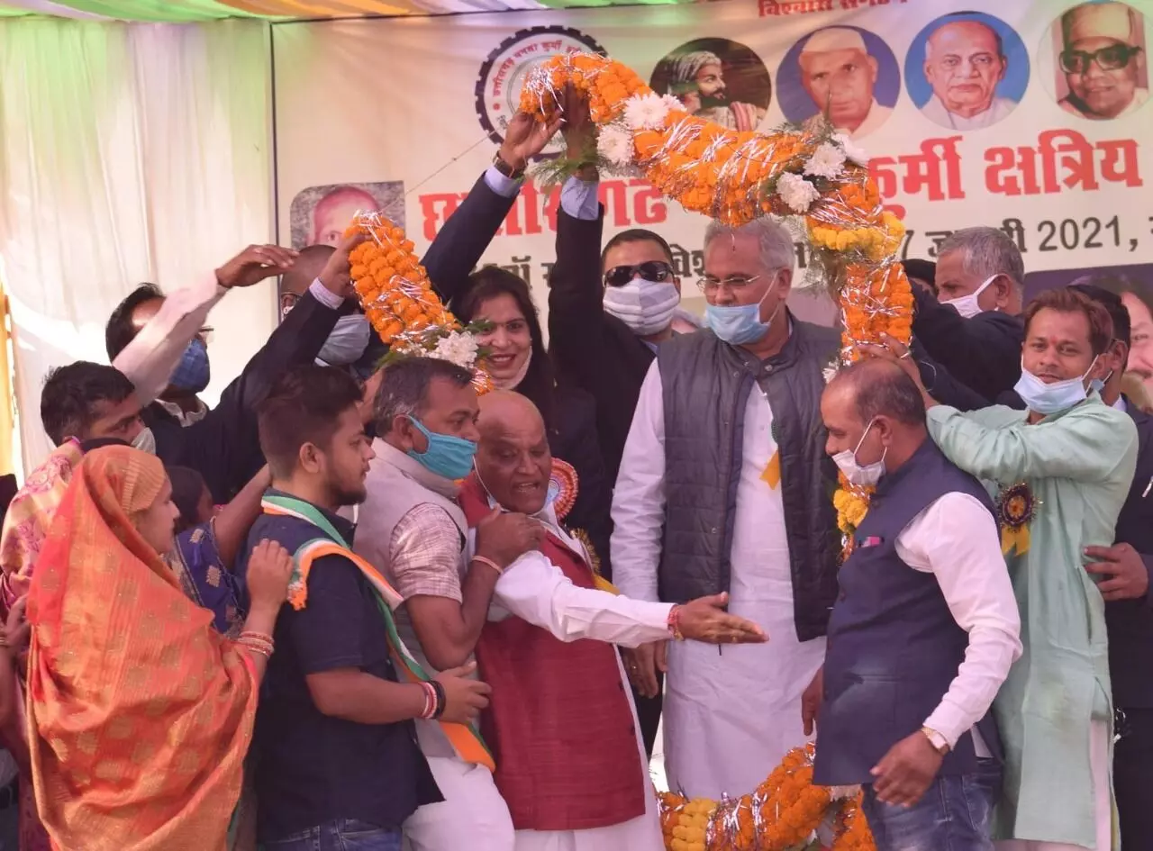VIDEO….जब CM भूपेश ने मंच से कुंवारी विधायक की शादी का रख दिया प्रस्ताव….बोले- तो विधायक ने भी माइक पर कह दी ये बात… सुनकर देर तक लोग हुए हंसते-हंसते लोटपोट VIDEO….जब CM भूपेश ने मंच से कुंवारी विधायक की शादी का रख दिया प्रस्ताव….बोले- तो विधायक ने भी माइक पर कह दी ये बात… सुनकर देर तक लोग हुए हंसते-हंसते लोटपोट