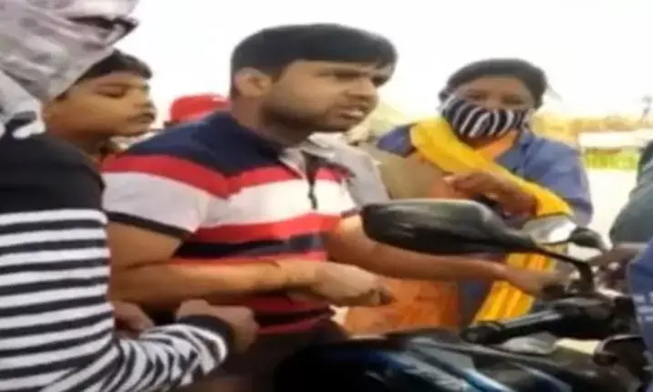 बिना मास्क जा रहा था शख्स…..महिलाकर्मी ने रोका तो जुर्माना देने बजाय पकड़ लिया हाथ…..बीच सड़क पर खूब हुआ बहस, सरकारी कर्मचारी ने की बदतमीजी