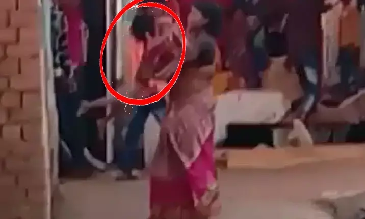 VIDEO : मां ऐसी तो नहीं होती !….कभी जमीन पर पटकती….तो कभी सीने पर चढ़ जाती…..महिलाएं देखती रही एक मां की क्रूरता का तमाशा..