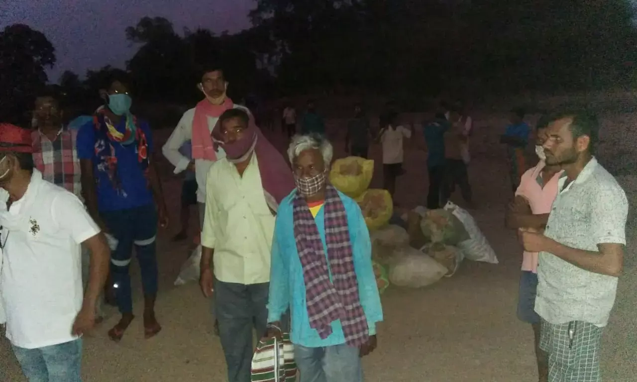 तेंदूपत्ता लेने से किया इंकार, ग्रामीणों ने किया हंगामा….  देर रात तक जुटी रही ग्रामीणों की भीड़