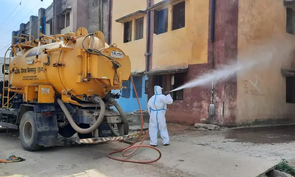 4500 लीटर क्षमता वाली मशीन से किया जा रहा शहर को सेनेटाइज़… दो छोटी मशीन और निगम कर्मियों द्वारा मैन्युअली भी किया जा छिड़काव