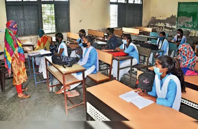 CG ब्रेकिंग : यहां स्कूल रहेगा अभी बंद…. कोरोना पॉजेटिविटी रेट तय से ज्यादा, इन विकासखंडों में स्कूलों को बंद रखने का आदेश… सिर्फ इन्ही कक्षाओं का होगा संचालन CG ब्रेकिंग : यहां स्कूल रहेगा अभी बंद…. कोरोना पॉजेटिविटी रेट तय से ज्यादा, इन विकासखंडों में स्कूलों को बंद रखने का आदेश… सिर्फ इन्ही कक्षाओं का होगा संचालन