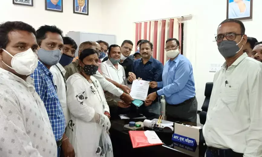 संभागायुक्त व संयुक्त संचालक शिक्षा को टीचर्स एसोसिएशन ने सौपा ज्ञापन