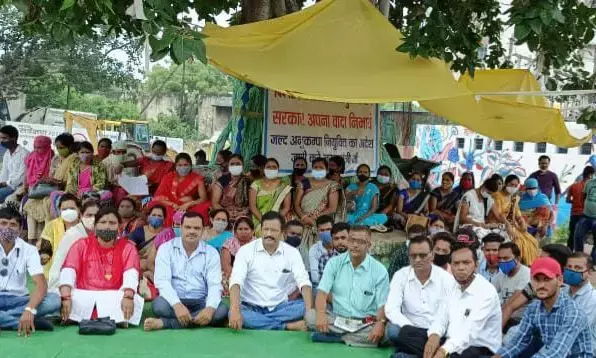 अनुकम्पा नियुक्ति पीड़ित परिवार की मांग जायज … छत्तीसगढ़ टीचर्स एसोसिएशन ने धरना में शामिल होकर दिया समर्थन