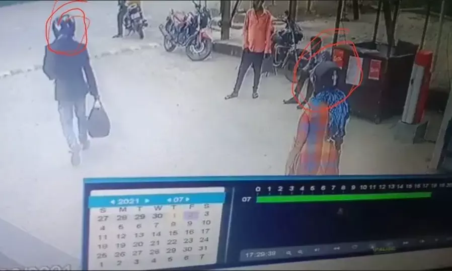 मां-बेटे को बंधक बनाकर लूटः हेलमेट पहने युवक युवती ने खुद को बताया स्वास्थ्य विभाग का कर्मचारी, वैक्सीन लगाने के नाम पर जबरन घर में घूसे… फिर मारपीट कर लूट ले गये लाखों के जेवरात