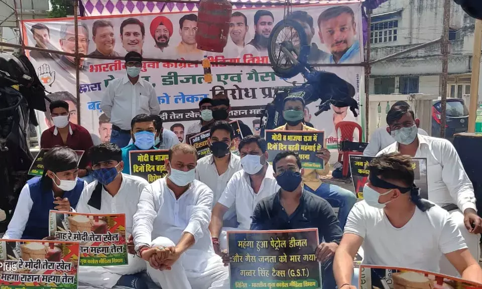 युवा कांग्रेस मीडिया विभाग द्वारा बढ़ती महंगाई पर मोदी सरकार के खिलाफ प्रदर्शन….  मोटरसाइकिल एवं पेट्रोल डीजल को फांसी लटका कर जताया विरोध….
