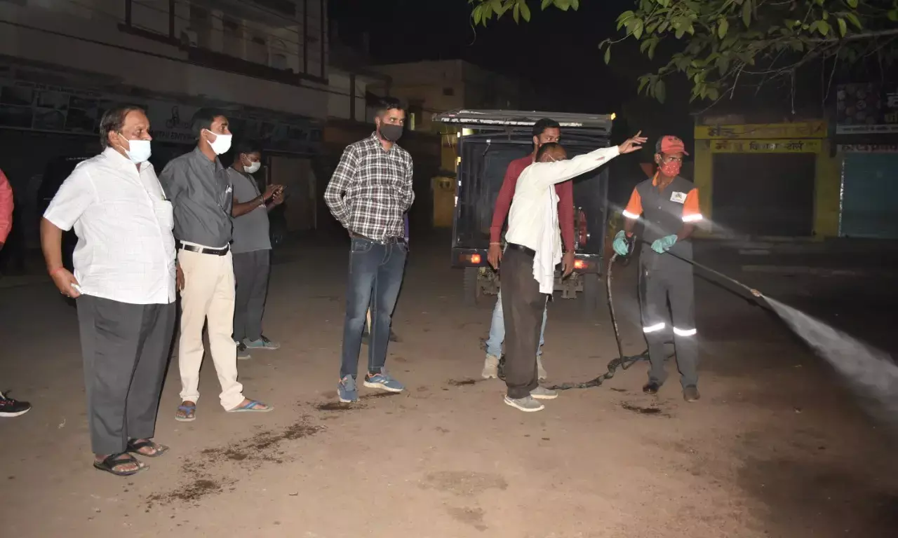 रात नौ बजे के बाद बाज़ारों को किया जा रहा सेनेटाइज़, निगम ने शुरू किया अभियान…  रोज़ाना अलग-अलग क्षेत्रों को किया जाएगा सेनेटाइज़