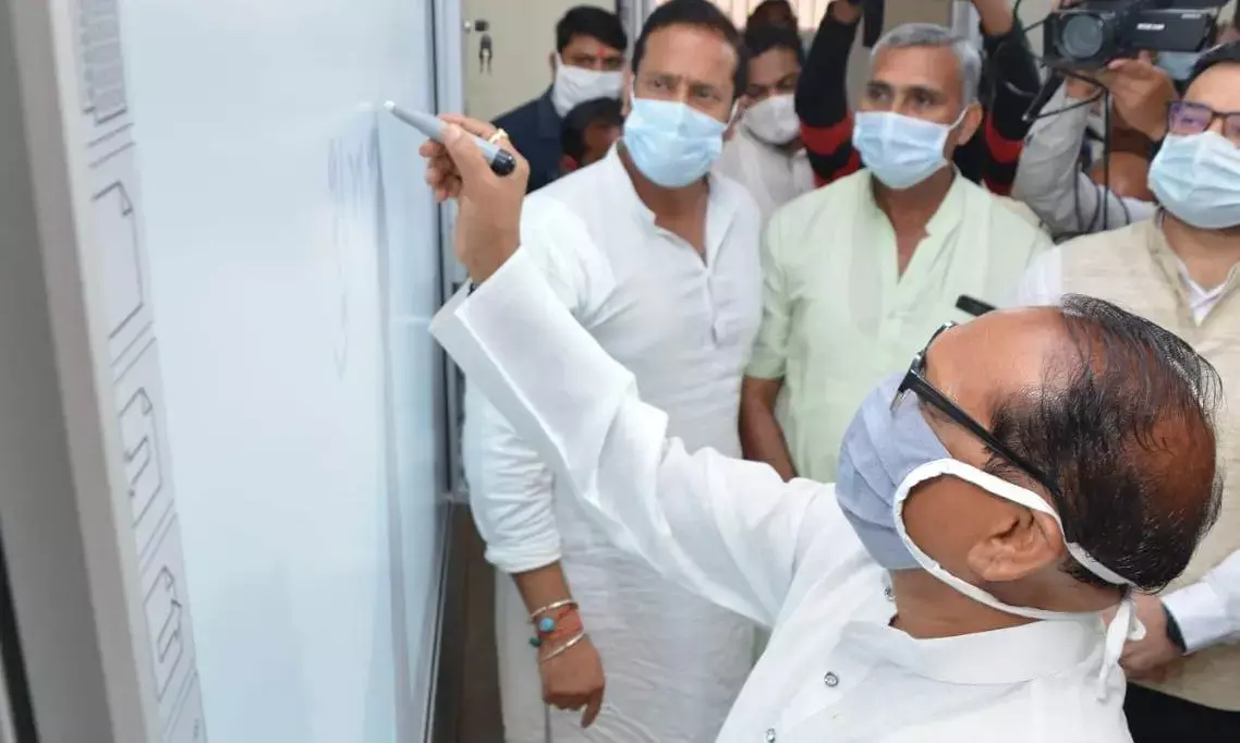 शिक्षा मंत्री जवाब से हुए खुश तो छात्रा को दिये 500 रूपये इनाम….. 16 महीने बाद स्कूल खुलने पर शिक्षा मंत्री व DPI पहुंचे स्कूल…..कोरोना को लेकर शिक्षकों को दिये निर्देश