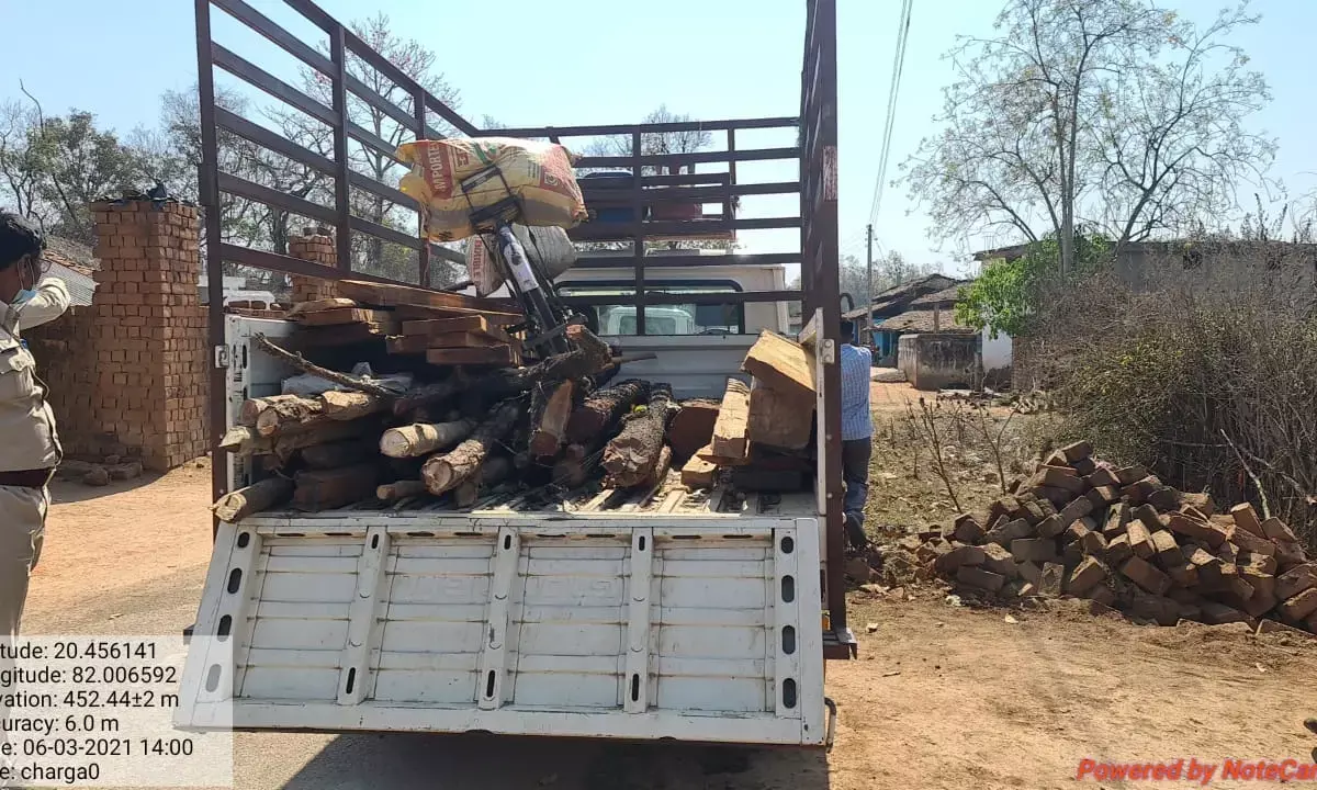 जंगल में गश्त के लिए निकली टीम ने लकड़ी तस्कर को पकड़ा… लाखों का सागौन बीजा चिरान किया जब्त…