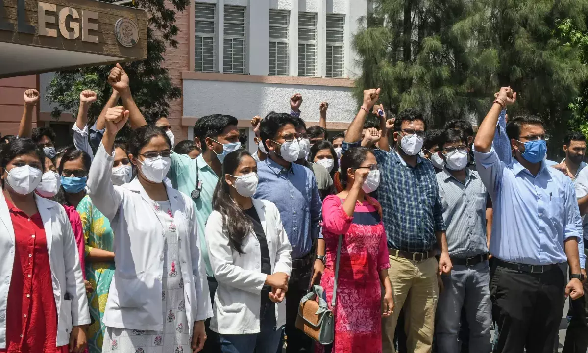 3000 डाक्टरों ने दिया इस्तीफा : कोरोना काल में डाक्टरों के इस्तीफे से मचा हड़कंप….हड़ताल खत्म करने के हाईकोर्ट के निर्देश के बाद दिया इस्तीफा…..24 घंटे के भीतर काम पर लौटने का कोर्ट ने दिया था आदेश…..