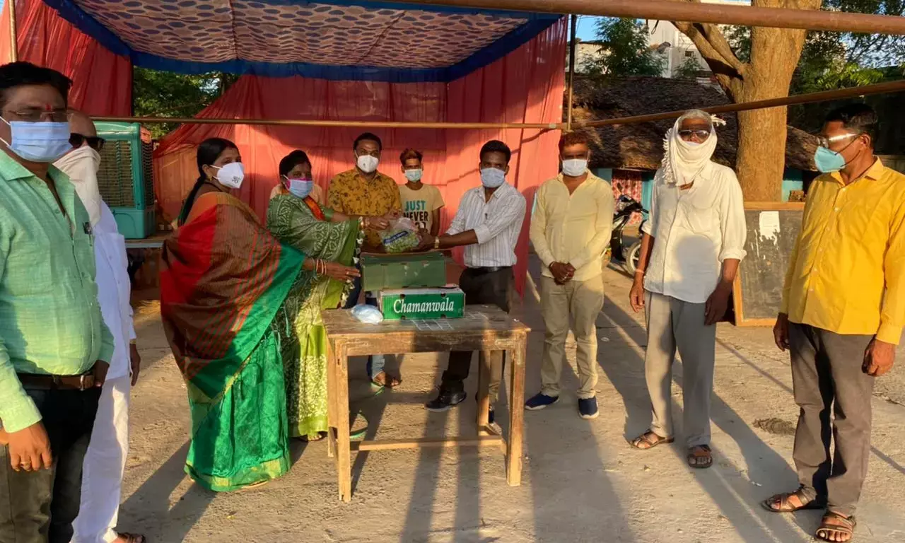 भाजपा नेत्री ने कोरोना संक्रमितों को फल वितरण और मास्क भेंट कर मनाया अपना विवाह वर्षगांठ