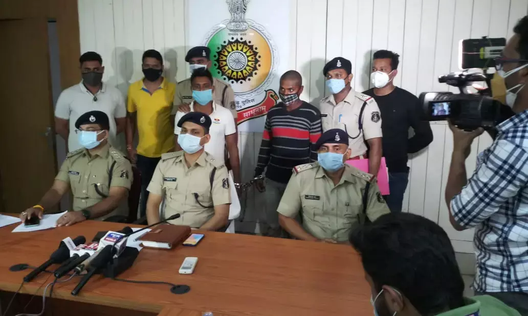 गर्लफ्रेंड के साथ प्रेमी बना रहा था संबंध, ग्रामीण ने देखा…तो गुस्साए प्रेमी ने दोस्त संग मिलकर कर दी हत्या…. इस एक गलती की वजह से 10 सालों बाद आरोपी हुआ गिरफ्तार