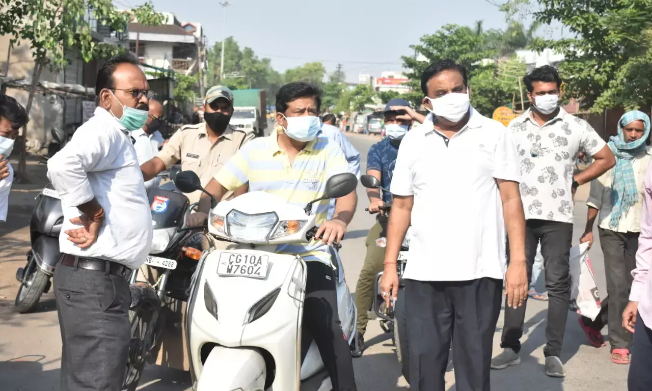 नालों की सफ़ाई शुरू: जायजा लेने मोपेड पे निकलें कमिश्नर… बारिश के पहले शहर के प्रमुख नाला-नालियों की सफ़ाई