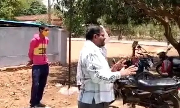 कोरोना संक्रमितों ने पंचायत सचिव से जब किया साबुन और सेनिटाइजर की मांग… तो सचिव का आया शर्मनाक बयान…. 